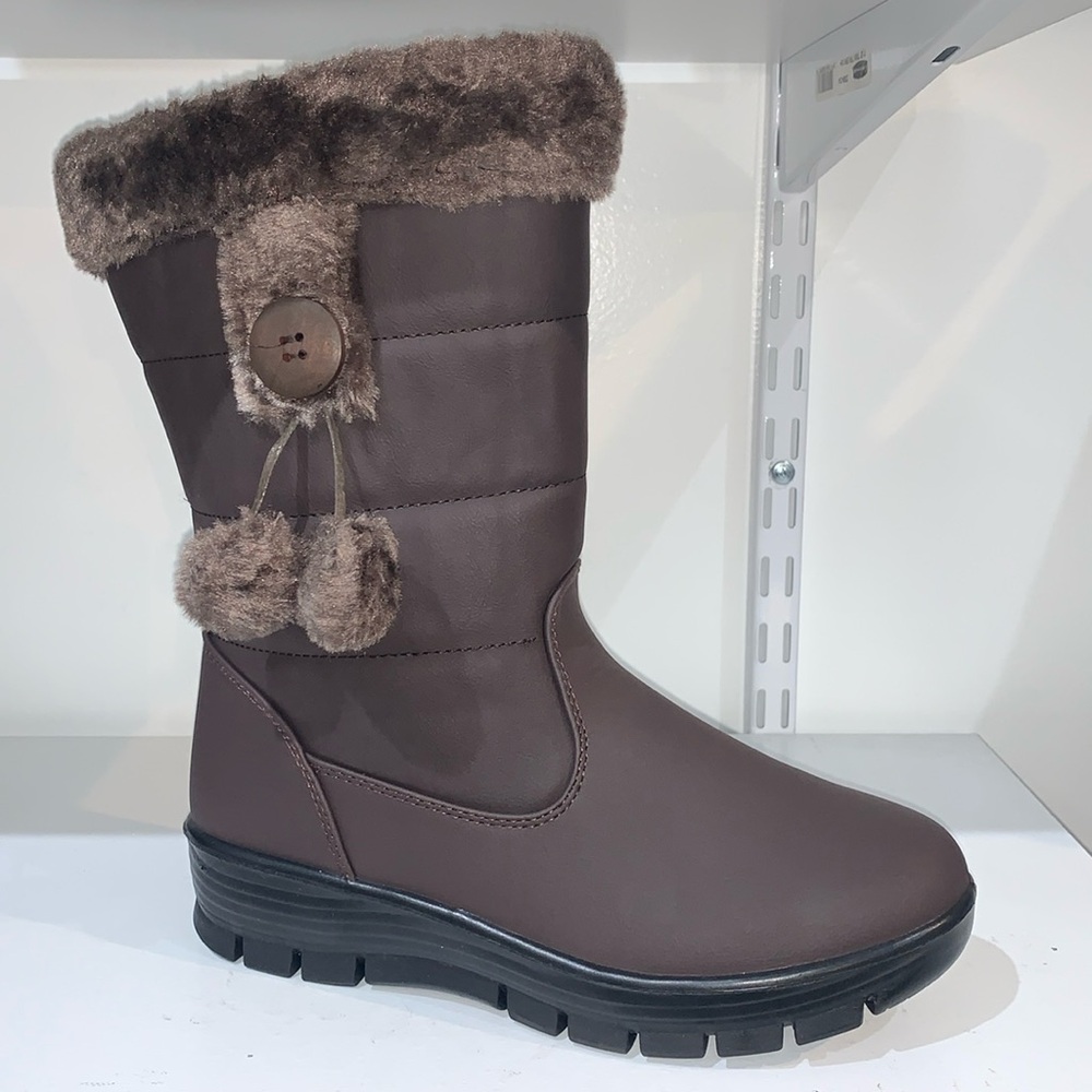 BROWN POM POM  BOOTS